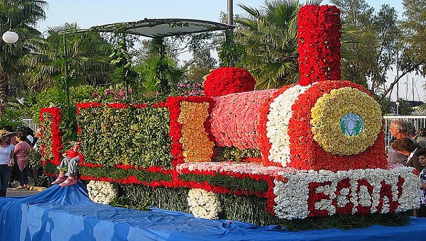 В воскресенье в Ларнаке пройдет парад цветочных колесниц