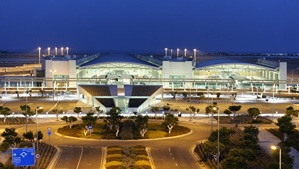 Аэропорт Ларнаки закрыт. Власти Кипра ведут переговоры с захватившим египетский самолет | CypLIVE
