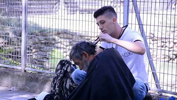 Кипрский парикмахер помогает бездомным | CypLIVE