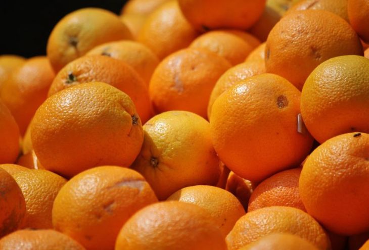 Второй за сутки грузовик на Кипре рассыпал на шоссе апельсины 