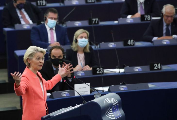 Глава Еврокомиссии хочет предотвратить «пандемию непривитых» 