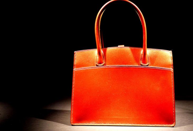 Жительница Лимассола заплатила 13 700 евро за брендовую сумочку. Продавец перестал выходить на связь 