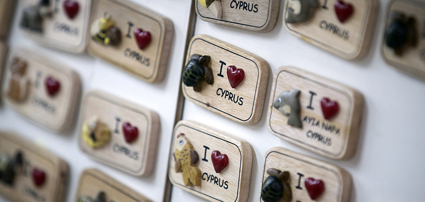 В аэропортах Кипра начнут раздавать туристические журналы | CypLIVE
