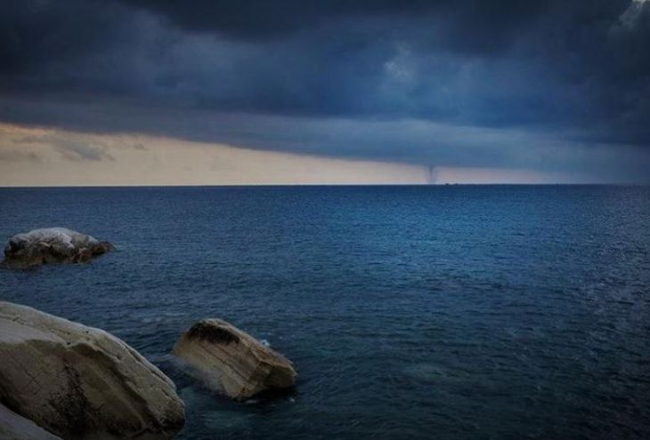 У берегов Кипра появился торнадо (видео)
