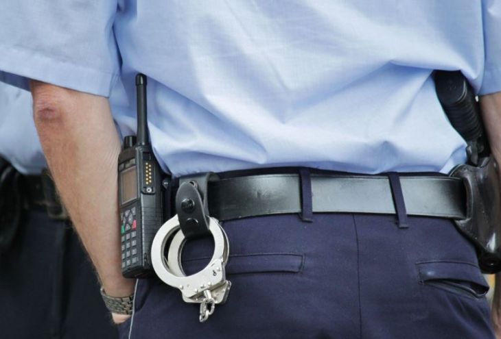 Офицеры полиции Пафоса надели наручники на коллегу 