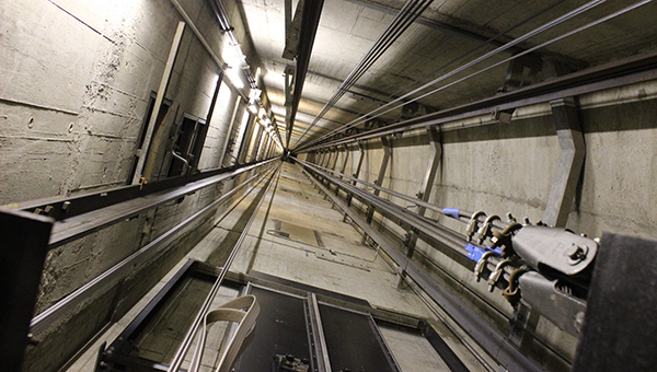 Упавший в шахту лифта киприот отсудил 735 тысяч евро | CypLIVE
