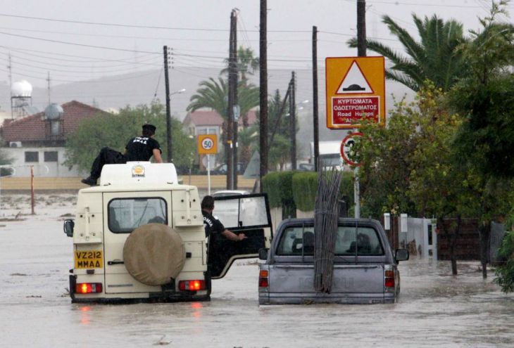 Часть улиц в столице Кипра превратилась в реки 