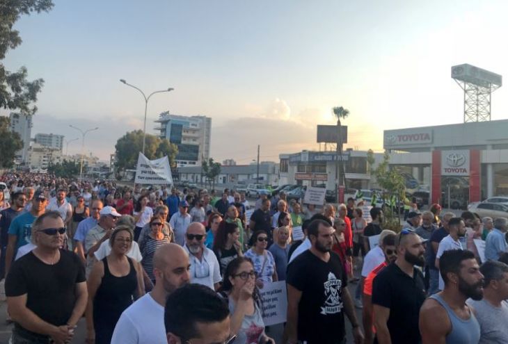 Сотни жителей Ларнаки и Ливадии вышли на акцию протеста