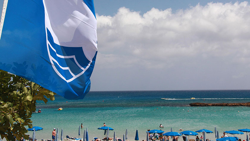На Кипре стало меньше пляжей с голубым флагом | CypLIVE