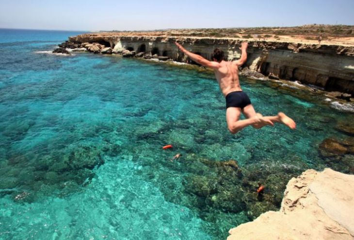 Минобороны Кипра: перестаньте прыгать со скал в море! 
