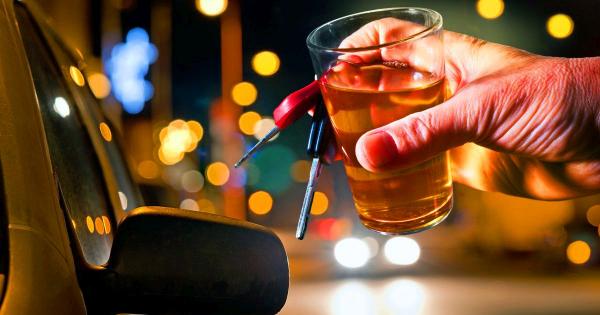 Один из двух выходящих из клуба киприотов садится пьяным за руль