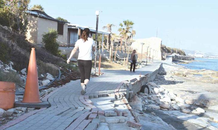 В Агиос Тихонас разрушилась пешеходная тропа - Вестник Кипра