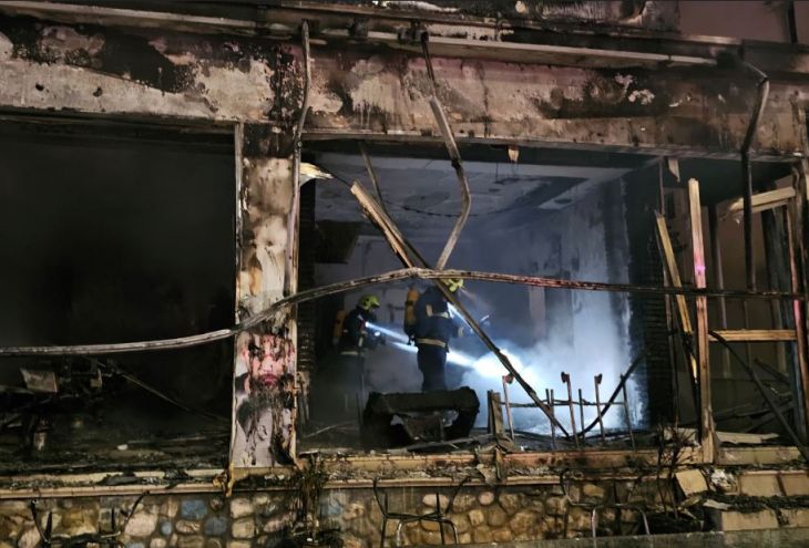 В Пафосе минувшей ночью подожгли парикмахерскую и взорвали автомобиль