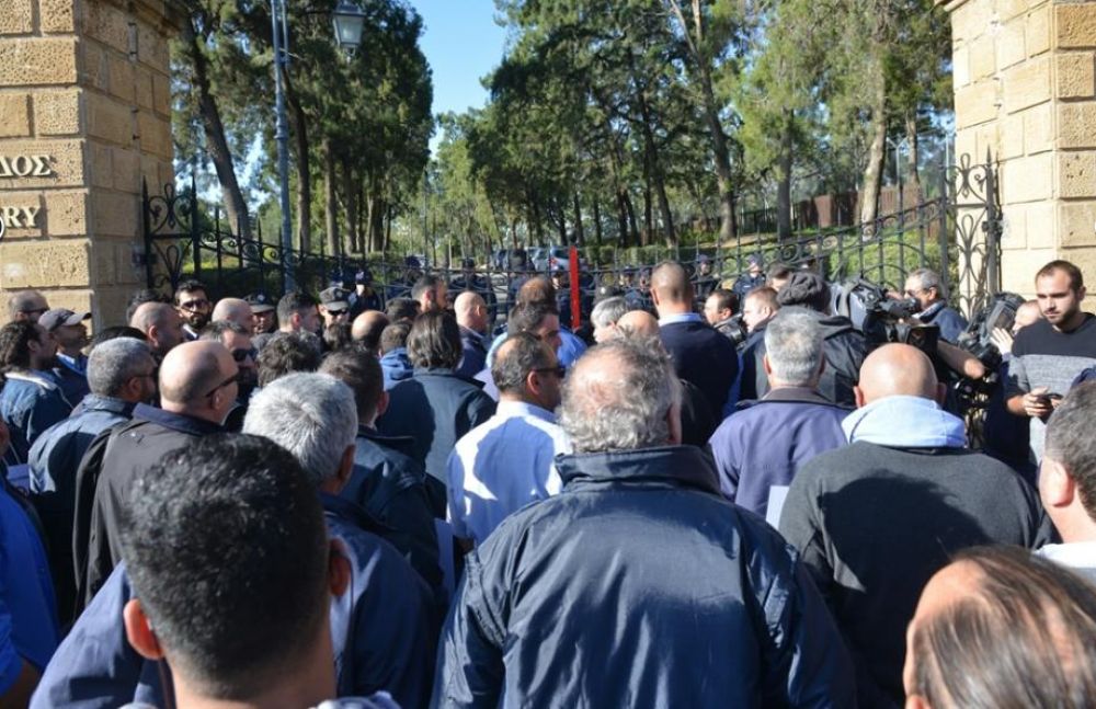 Митинг водителей у Президентского дворца - Вестник Кипра