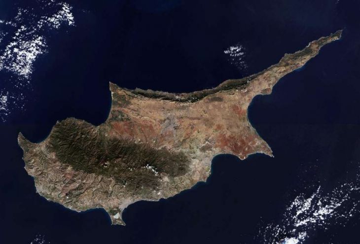 Фото ЕКА: медный Кипр, синее море и белые облака