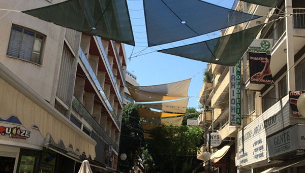 На улицах Никосии устанавливают тенты от солнца для создания тени пешеходам
