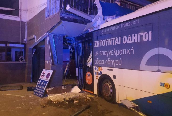 Автобус врезался в жилой дом в центре столицы Кипра