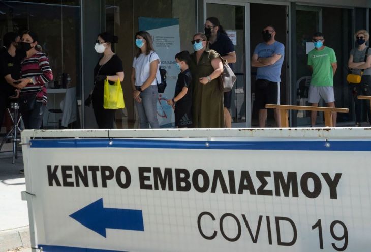В кипрских центрах вакцинации не хватает медсестер. Прививку делают за полторы минуты вместо трех-четырех