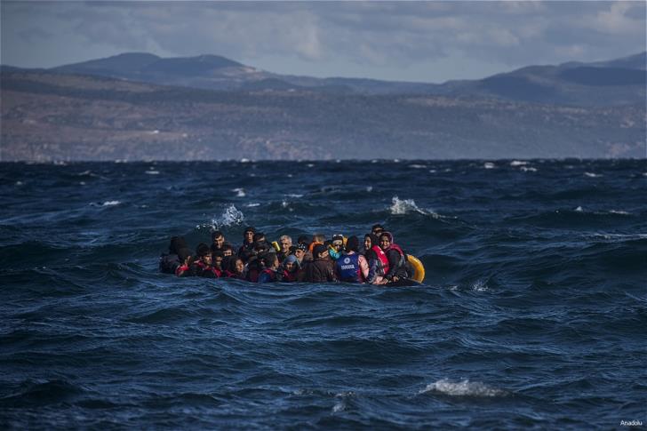 Мигранты на лодке у побережья мыса Греко плывут к северу