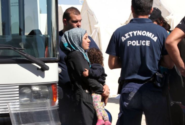 Рядом с буферной зоной Кипра задержаны трое мужчин и женщина
