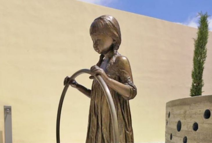 Бронзовую статую «Девочка с обручем» украла женщина?! 