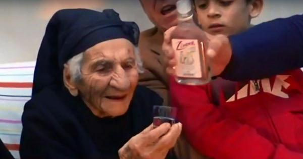 15 детей и 232 внука! Кипрская бабушка отметила 103-летие (видео)