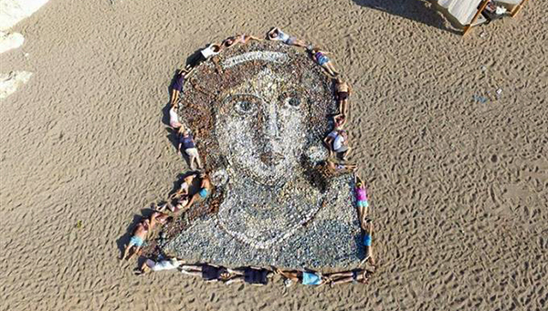 На пляже Пафоса появился огромный портрет Афродиты | CypLIVE