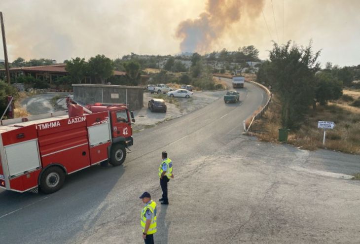 Пожарные Кипра сражаются с огнем в треугольнике Хирокития — Вавла — Тохни