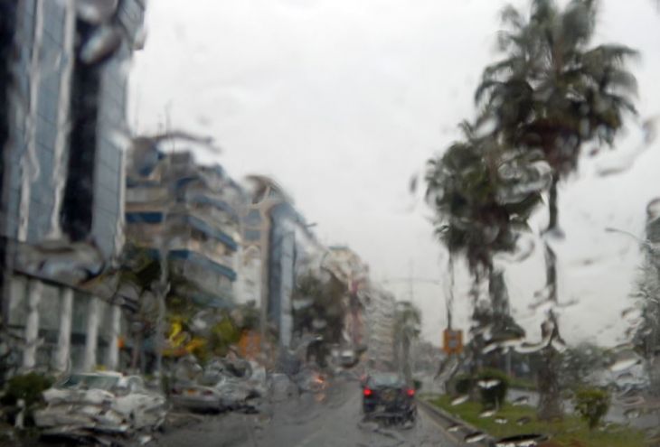 На Кипре продолжает господствовать циклон «Тесей»