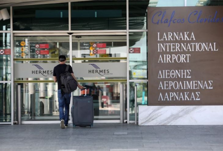 В аэропорту Ларнаки арестована 24-летняя иностранка. Ее подозревают в краже 6500 евро 
