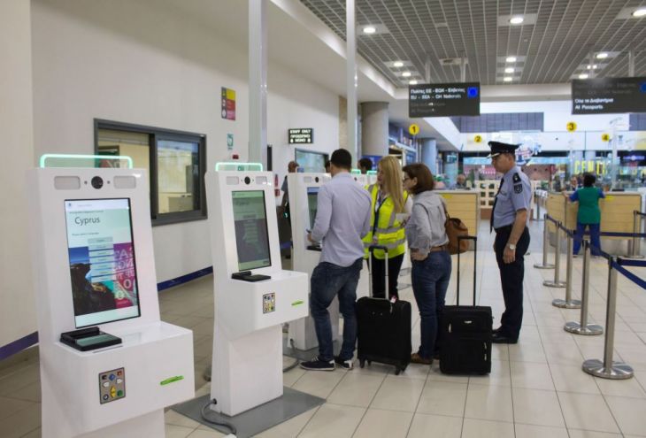 В аэропортах Республики Кипр установлены 80 терминалов экспресс-системы паспортного контроля