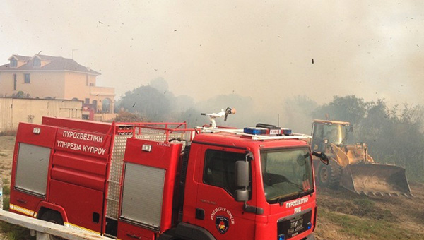 Пожарные Кипра борются с огнем у деревни рядом с Пафосом | CypLIVE