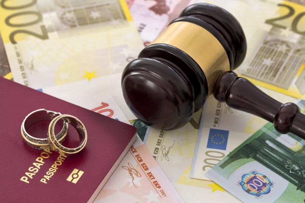 Кипрская юридическая фирма и туристическое агентство причастны к фиктивным бракам