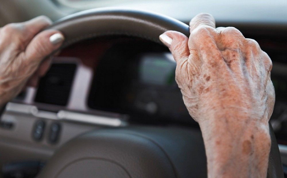 Может ли страховая отказать водителю, если он пенсионер? - Вестник Кипра