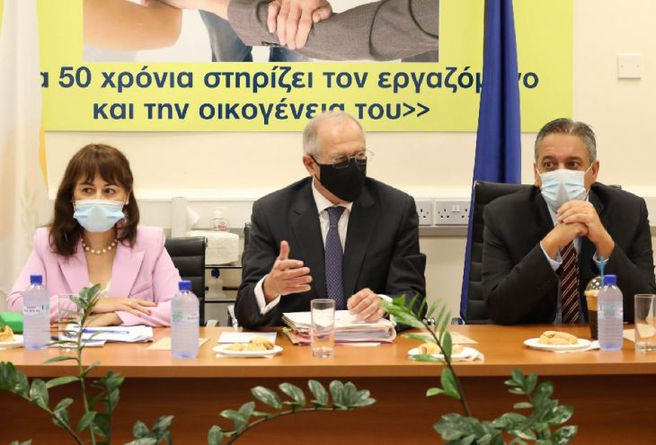 885 евро в месяц до вычета налогов — такую минимальную зарплату предложил ввести министр труда Кипра