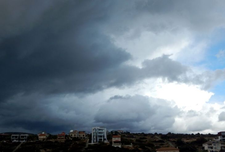 Осень прощается с Кипром обильными дождями, ветром и водяным смерчем