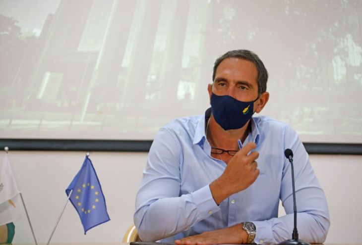 Минздрав Кипра: маски будут обязательны во всех закрытых помещениях, если в них больше двух человек 