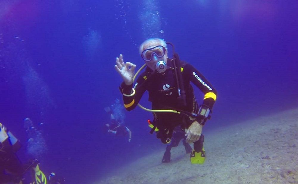 Рэй Вулли погрузился под воду на 40,6 метров - Вестник Кипра