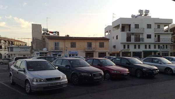 Муниципалитет Ларнаки отменил оплату парковки через SMS сервис