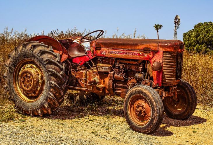Врезавшийся в столб трактор обесточил пять деревень Кипра 