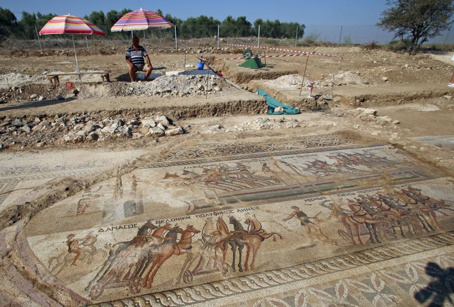 Археологи завершают работу над древней кипрской мозаикой | CypLIVE