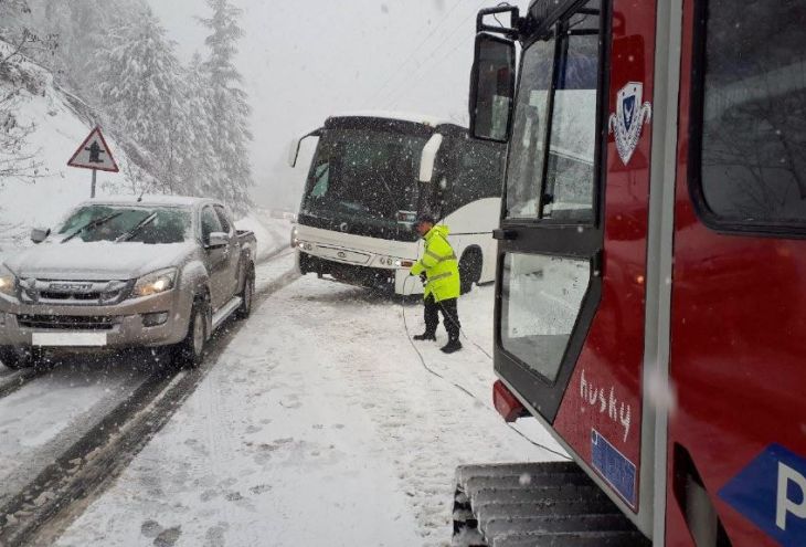 Из снежного плена на Кипре вызволен автобус с 25 пассажирами