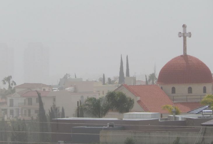 На всем Кипре «красный» уровень пыли. В Лимассоле норма превышена в 15 раз