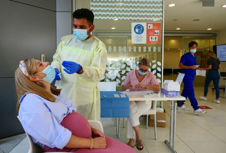 Вакцинированным жителям Кипра, похоже, придется регулярно сдавать тесты 