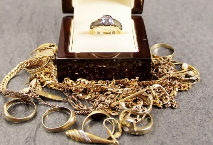 Домработница украла золотые кольца на сумму 3500 евро и выставила их на продажу в Интернете  