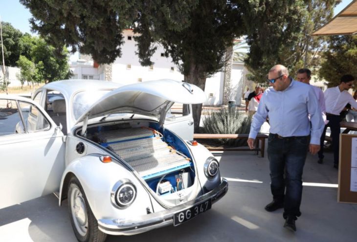 Учащиеся ПТУ в Никосии превратили 51-летний Volkswagen Beatle в электромобиль 