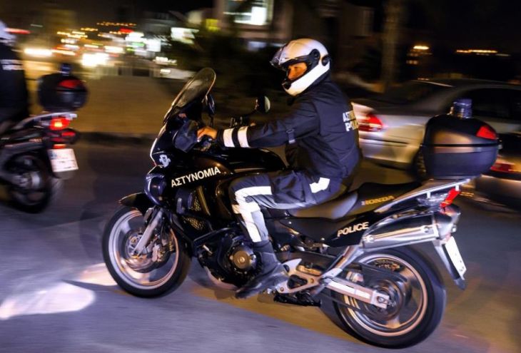 Ночью полицейские на мотоциклах помогли доставить годовалую девочку в Центральную больницу Пафоса