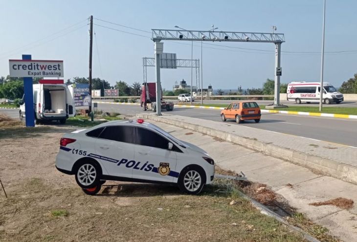 Вдоль дорог на севере Кипра появились картонные полицейские машины