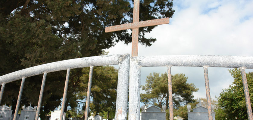 Молодые вандалы разгромили кладбище на Кипре | CypLIVE