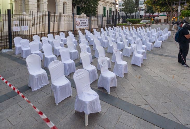 «Пустые стулья»: владельцы кипрских ресторанов и ночных клубов устроили акцию протеста
